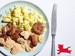 Boulettes-burgers, sauce aux champignons et écrasée de pommes de terre à l’huile d’olive