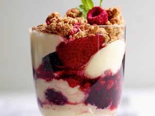 Tiramisu met rode vruchten, bramencrème en granola