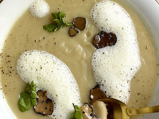 Velouté van aardperen met truffelemulsie