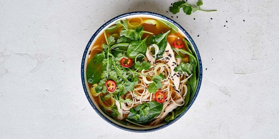 Soupe au poulet, miso, ramen, poireau et épinards