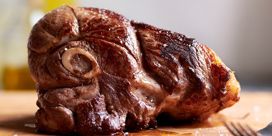 Gigot d'agneau au romarin, sauce aux 3 poivres