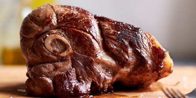 Gigot d'agneau au romarin, sauce aux 3 poivres