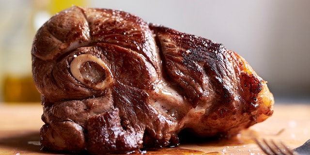 Gigot d'agneau au romarin, sauce aux 3 poivres