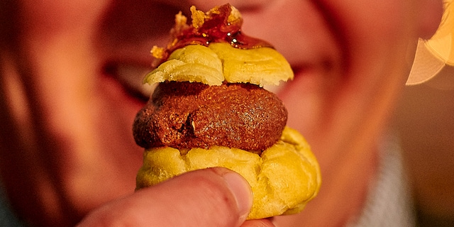 Soezen met chocolademousse en karamel