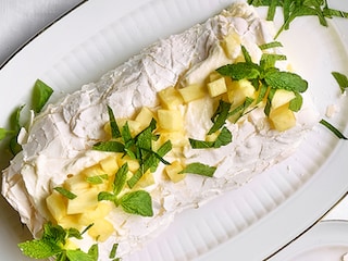 Bûche Pavlova à l’ananas, menthe et citron vert