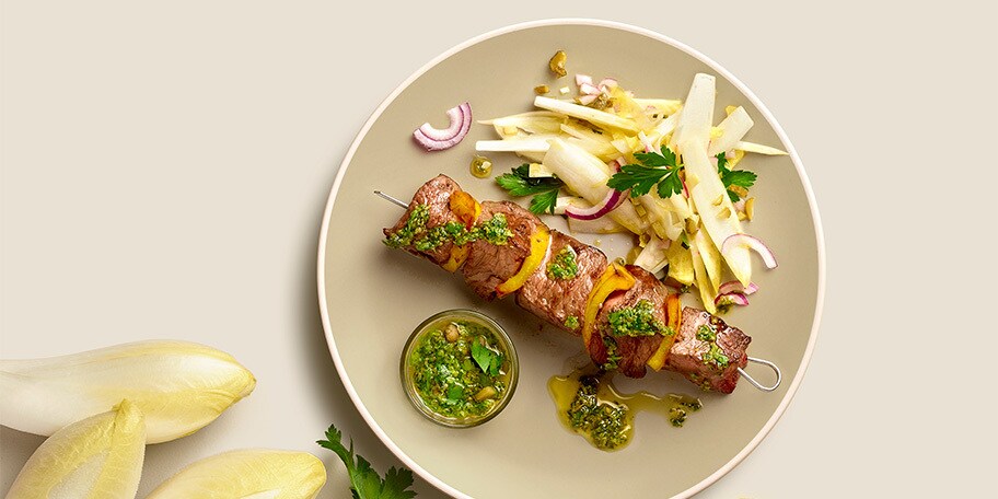 Brochettes de viande de bœuf belge et salade de chicons