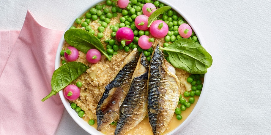 Risotto de quinoa aux petits légumes et filets de maquereau grillés