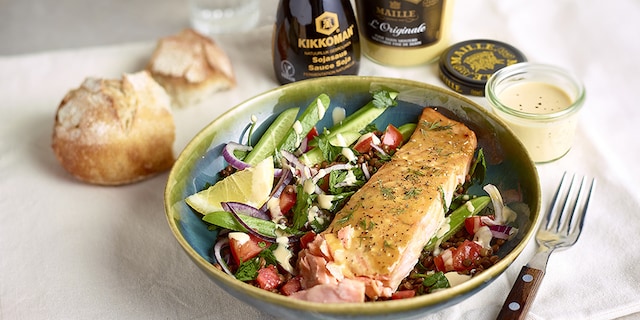 Gelakte zalm met mosterd en linzensalade met sojadressing