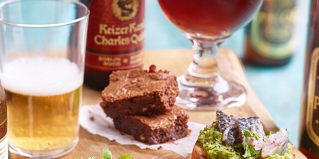 Chocoladebrownie met noten en gedroogd rood fruit
