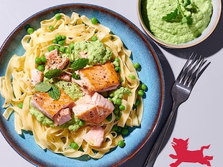 Tagliatelle met erwtjes en gegrilde zalm