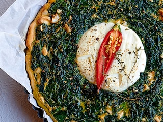 Quiche met schapenkaas, spinazie en cashewnoten