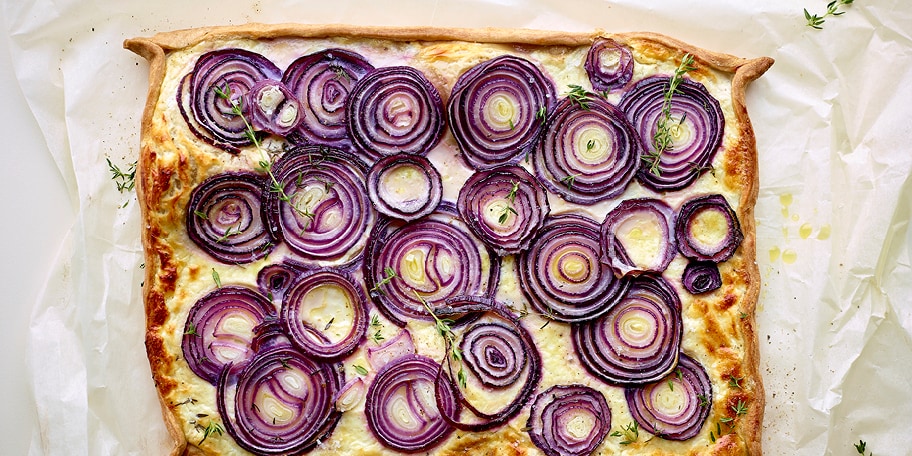 Tarte aux oignons rouges, chèvre et parmesan