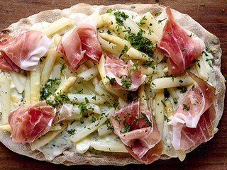 Pinsa aux asperges, speck et chèvre frais