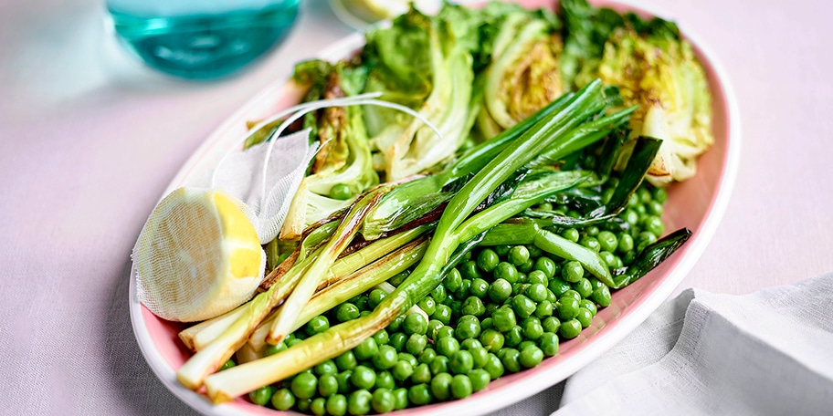 Laitues, petits pois et jeunes oignons braisés