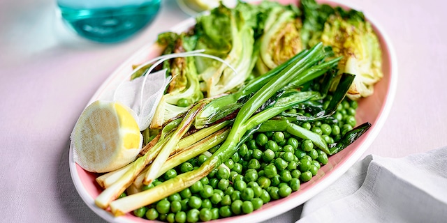 Laitues, petits pois et jeunes oignons braisés