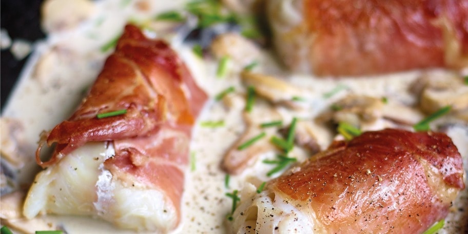 Wijting met Bayonneham en champignons