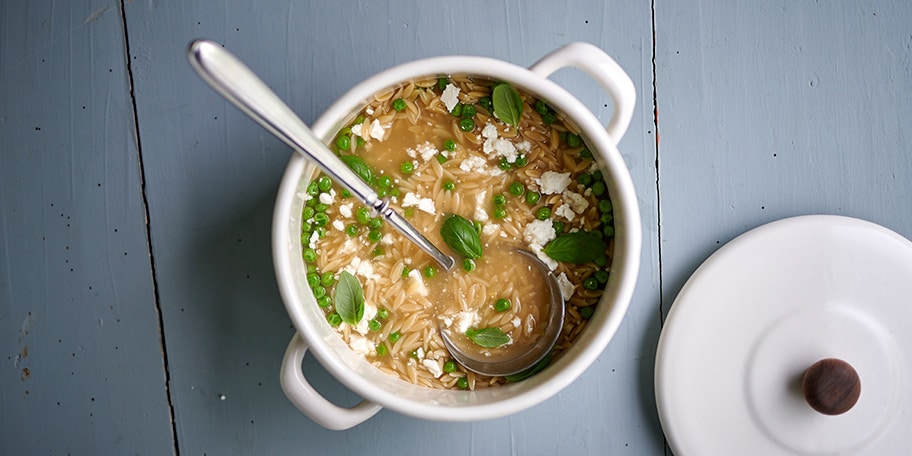 Kippenbouillon met orzo en feta