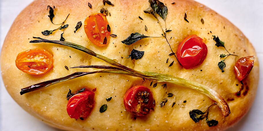 Focaccia aux tomates cerises et oignons jeunes