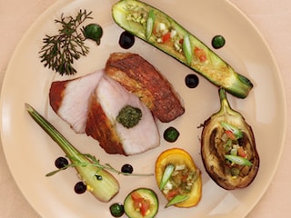 Filet mignon de veau poché, légumes provençaux, jus olive et condiments