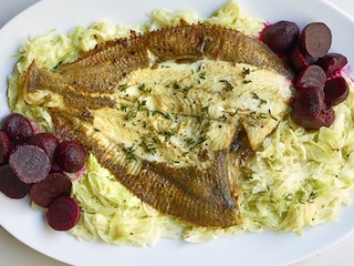 Chou blanc sauce au lait, betteraves et plies poêlées