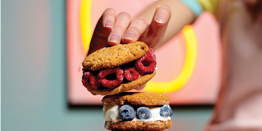 Ice cream sandwiches met vruchten