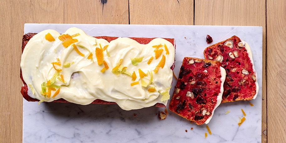 Rodebietencake met sinaasappel, veenbessen en hazelnoten