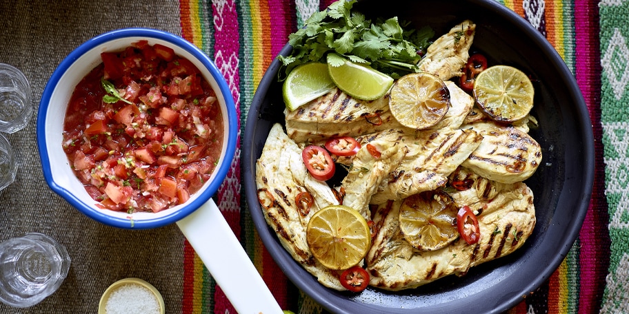 Pollo con salsa pico de gallo