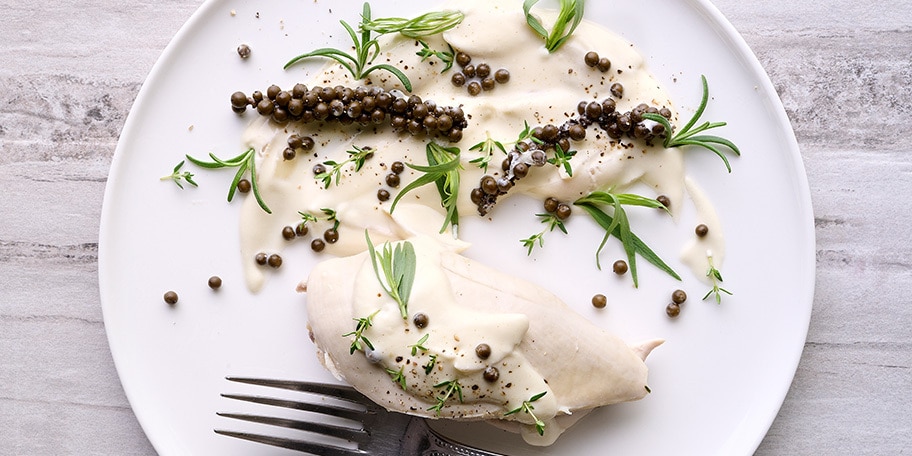 Poulet vapeur, sauce au poivre vert et fromage frais