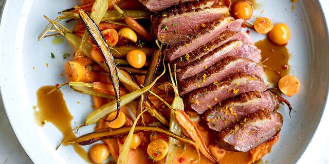 Eendenfilets met geroosterde wortelen, physalissen, gemberjus en notencrumble