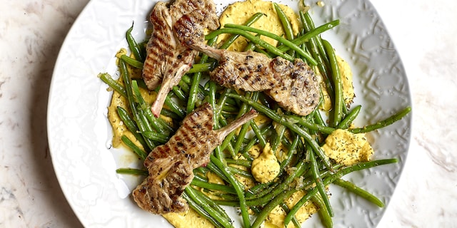 Basses côtes d'agneau aux haricots verts, pesto aux poivrons