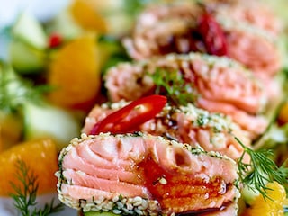 Tataki van zalm en courgettesalade met sinaasappel