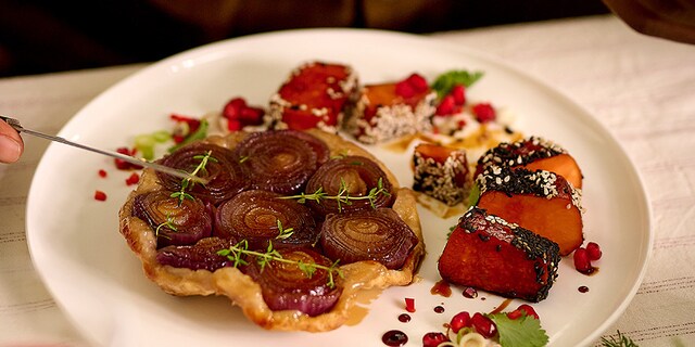 Zoeteaardappeltataki en kleine tatins met rode uien