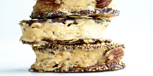 Ijssandwiches met mascarpone, karamel en pecannoten