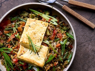 Riz sauvage sauté aux légumes et au Berloumi grillé