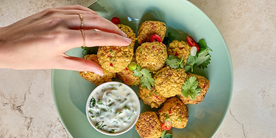 Boulettes de tofu, sauce yaourtaux herbes