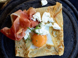 Bretoense pannenkoeken met geitenkaas en ham