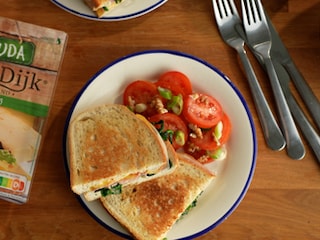 Croque-monsieur met spinazie en OudenDijkgouda, tomatensalade