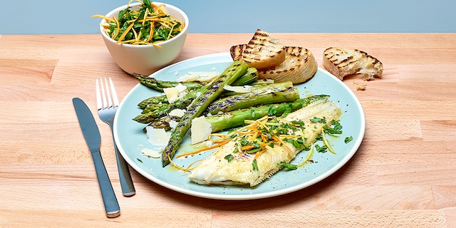 Tong met gremolata en gegrilde groene asperges