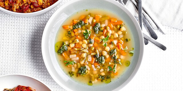 Minuutsoep met fijne groentjes en pesto