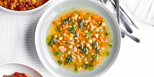 Minuutsoep met fijne groentjes en pesto