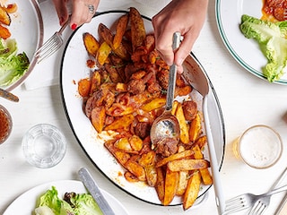 Frietjes in de schil en  balletjes in tomatensaus