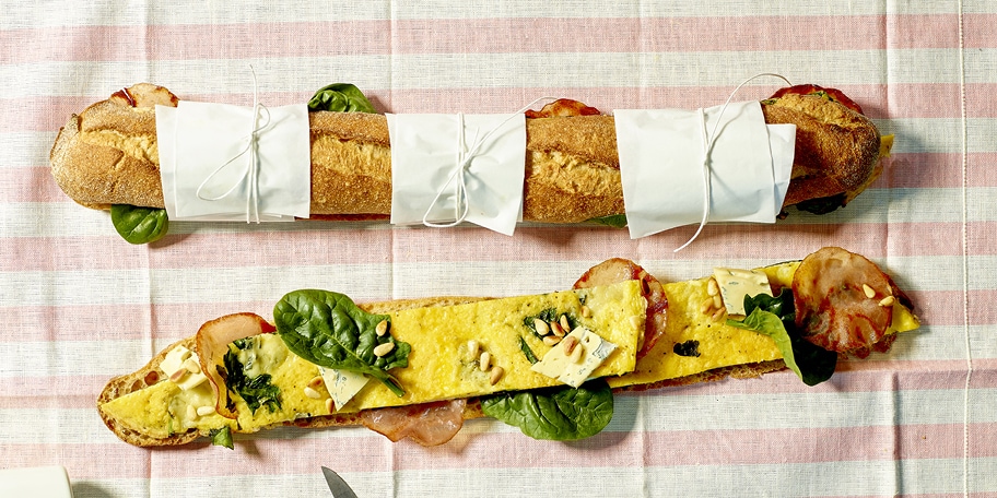 Sandwich met spinazieblauwekaasomelet en bacon