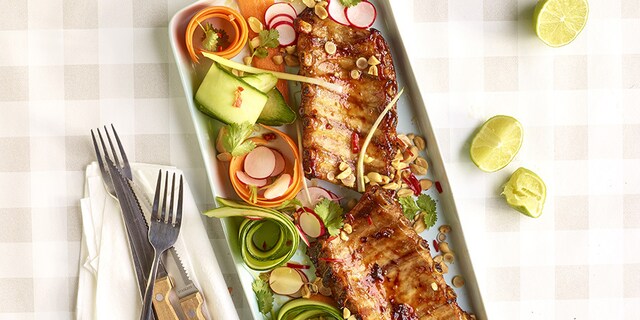 Spare-ribs à l’asiatique et salade de légumes croquants