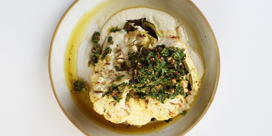 Gegrilde bloemkool, hummus van witte bonen en chimichurri