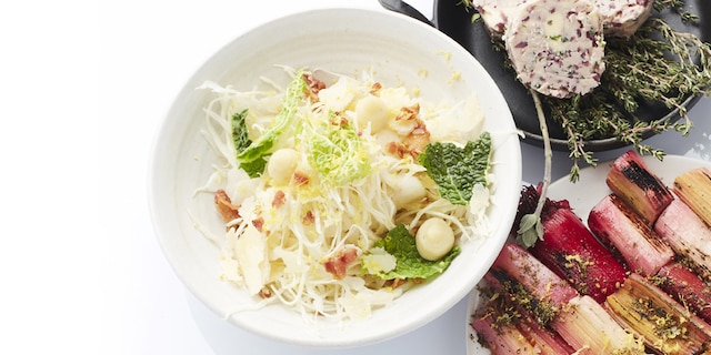 Salade de chou aux lardons et au fromage