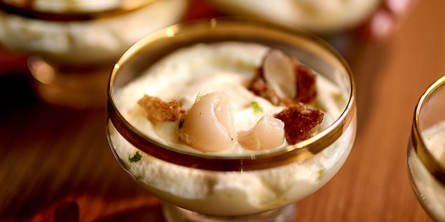 Tiramisu aux litchis et croquants aux amandes