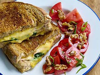 Croque-monsieur aux épinards et au Gouda OudenDijk, salade de tomates