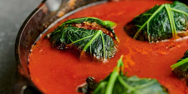 Gevulde koolbladeren met tomatensaus en wilde rijst