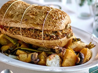 Butternut farcie aux noix et lentilles, légumes rôtis et sauce au vin rouge