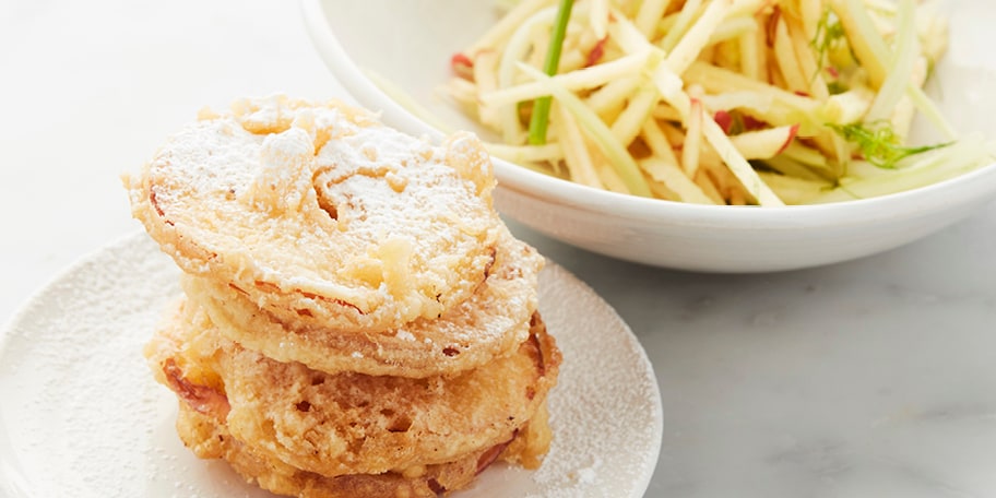 Beignets de pommes avec salade de fenouil